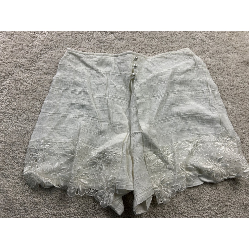 Wrapper Women's White Embroidered Shorts Size 7/8 Rayon